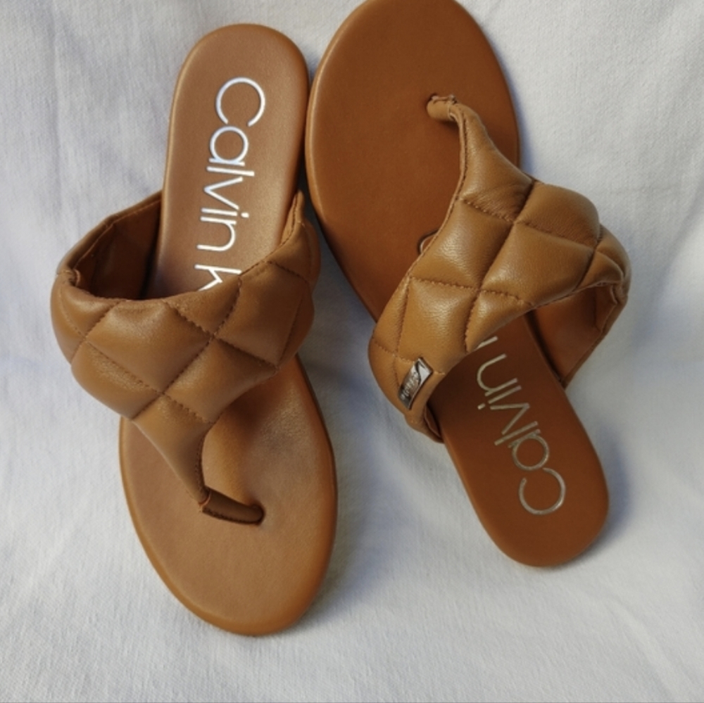 Calvin Klein Women's Sabraya Slip On Thong Flat Leather Sandanls Size 5M.